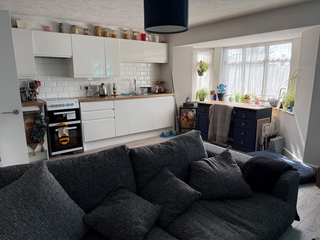 Lot: 143 - PATIO FLAT ON SEAFRONT - Fitted white kitchen units and bay window